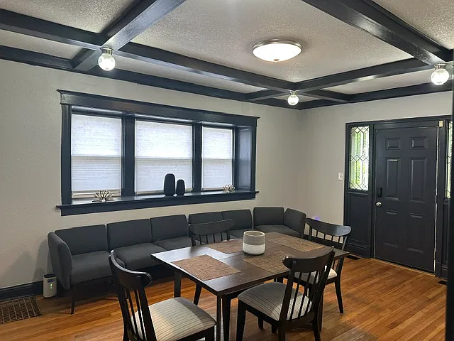 5 bed, $1,000 — Photo 4