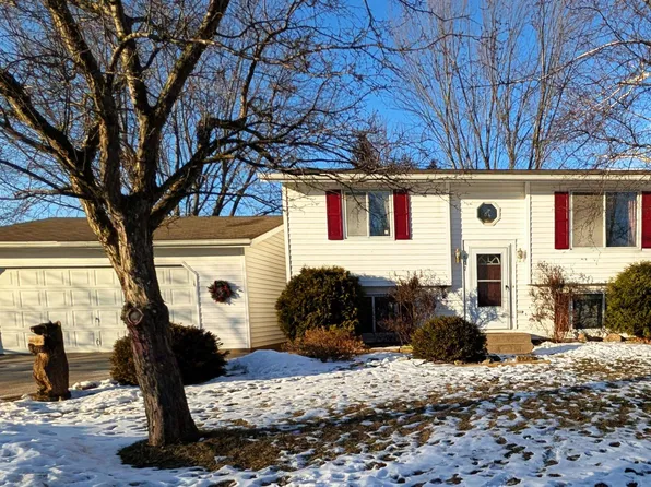 607 E Forest St, Black Creek, WI 54106