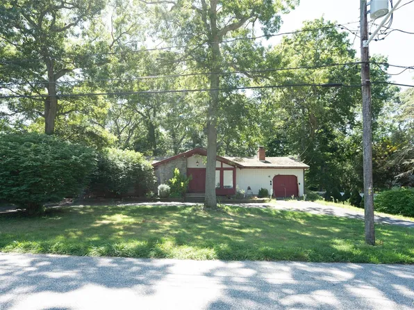 6 loretta Court, Coram, NY 11727