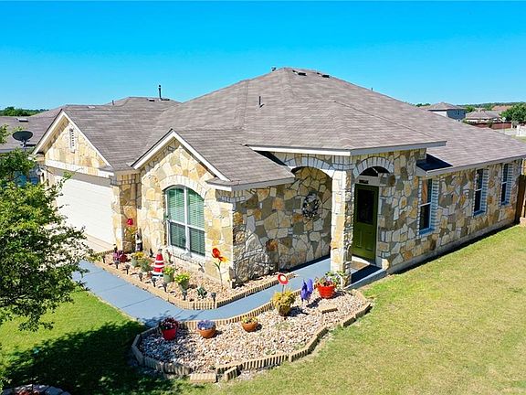 3rd image of 301 N Hunting Lodge Ln