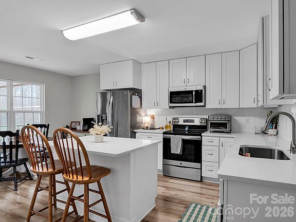 5th image of 2979 Greenleaf Rd