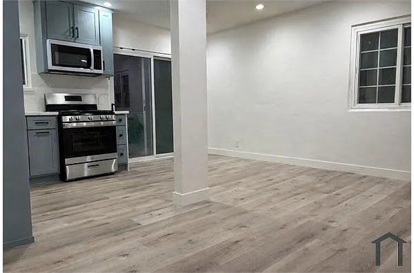 Building Photo - 1036 W 98th St #3