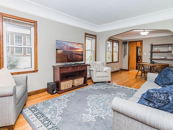 3rd image of 1227 Wellesley Ave