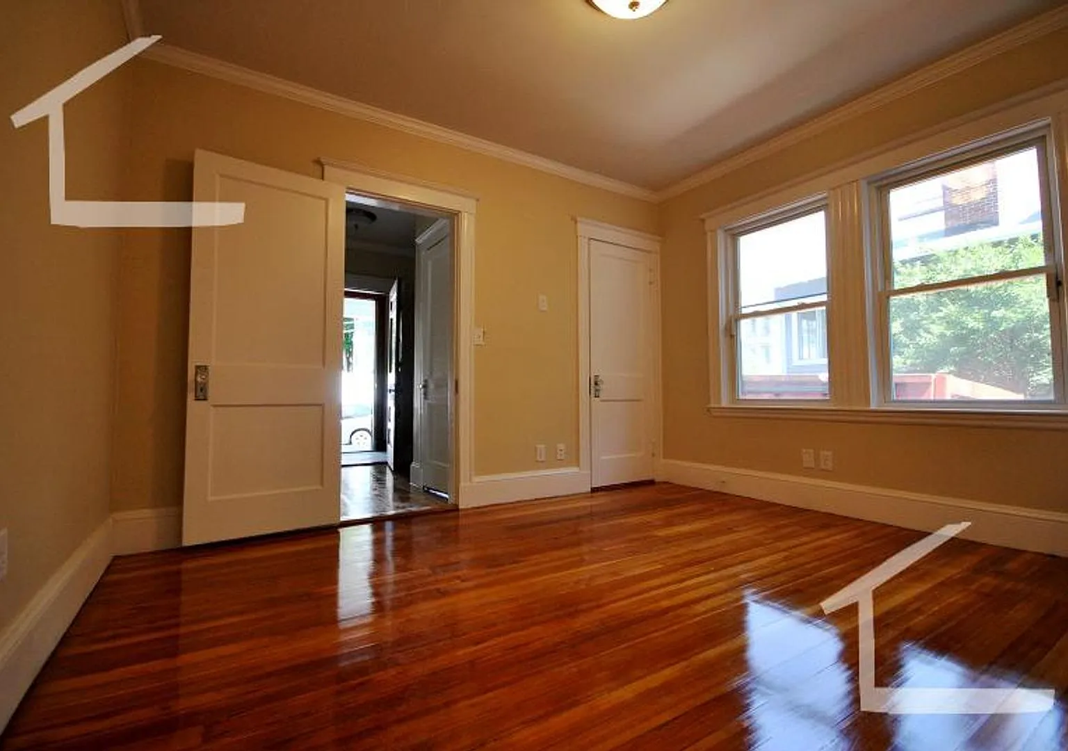 Large 4 bed in Oak Square — Photo 3