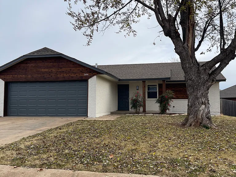 504 Pinewood Dr — Photo 1