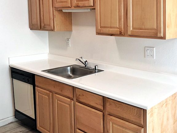 Unit 4 kitchen: newer kitchen cabinets in great shape