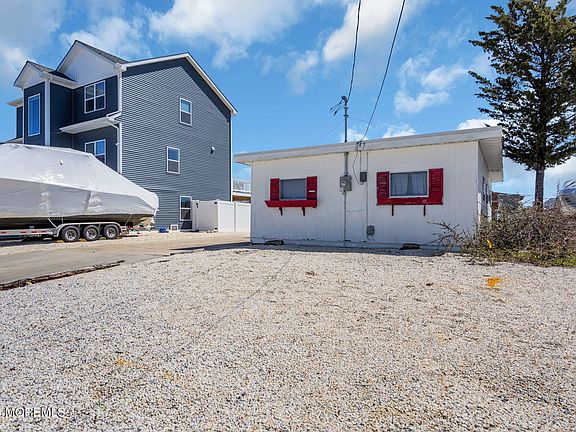 3rd image of 413 Twin Lakes Boulevard