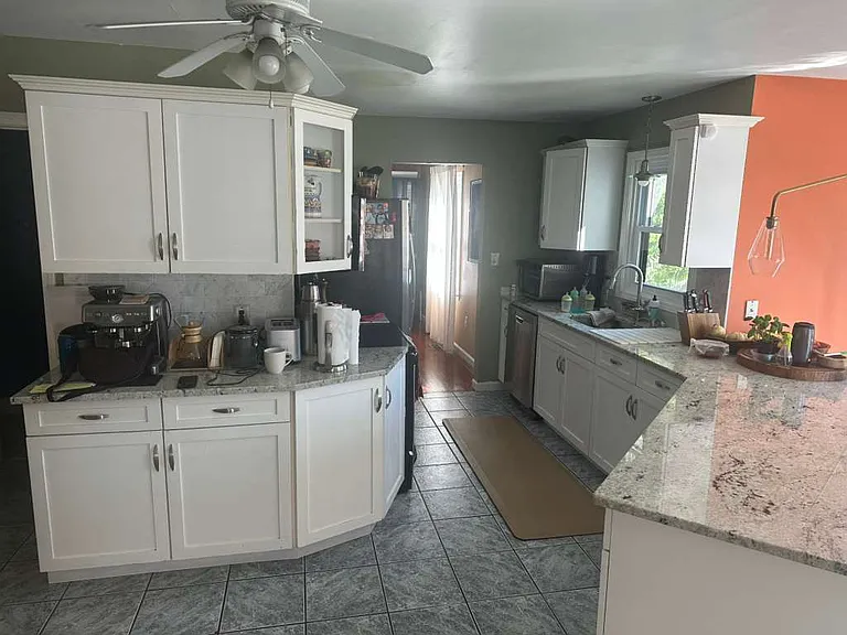 1790 Stratfield Rd — Photo 5