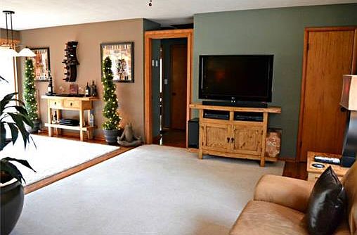 Entry leading into the dining area