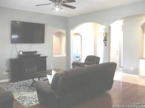 3rd image of 1315 Brenham Cir