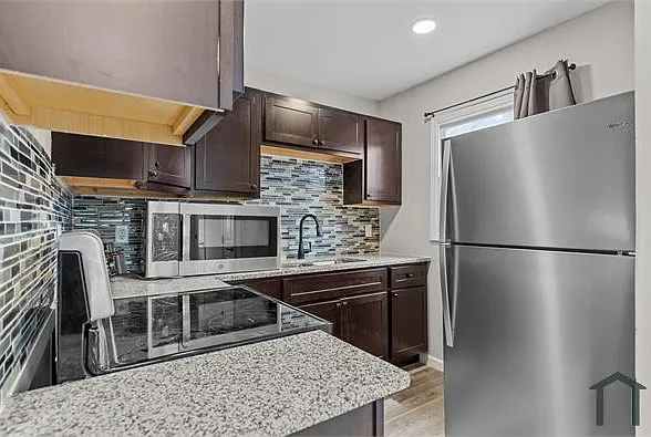 3 bed, 912 sqft, $1,700 — Photo 3