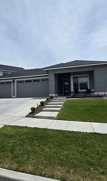 4725 Roark Dr — Photo 1