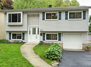586 Lowden Ave, Glen Ellyn, IL 60137