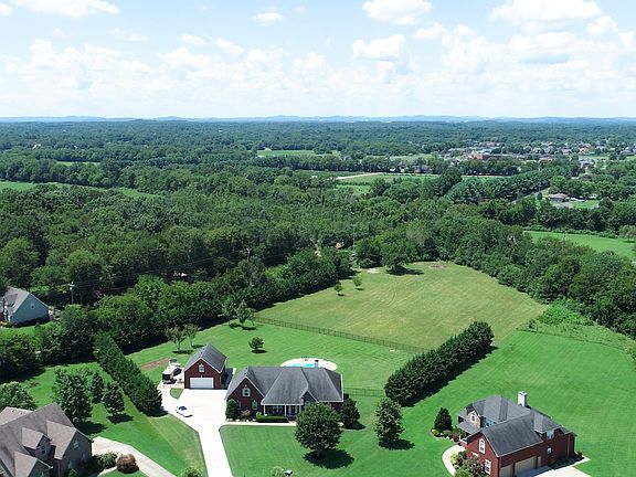 5th image of 641 Urlacher Dr
