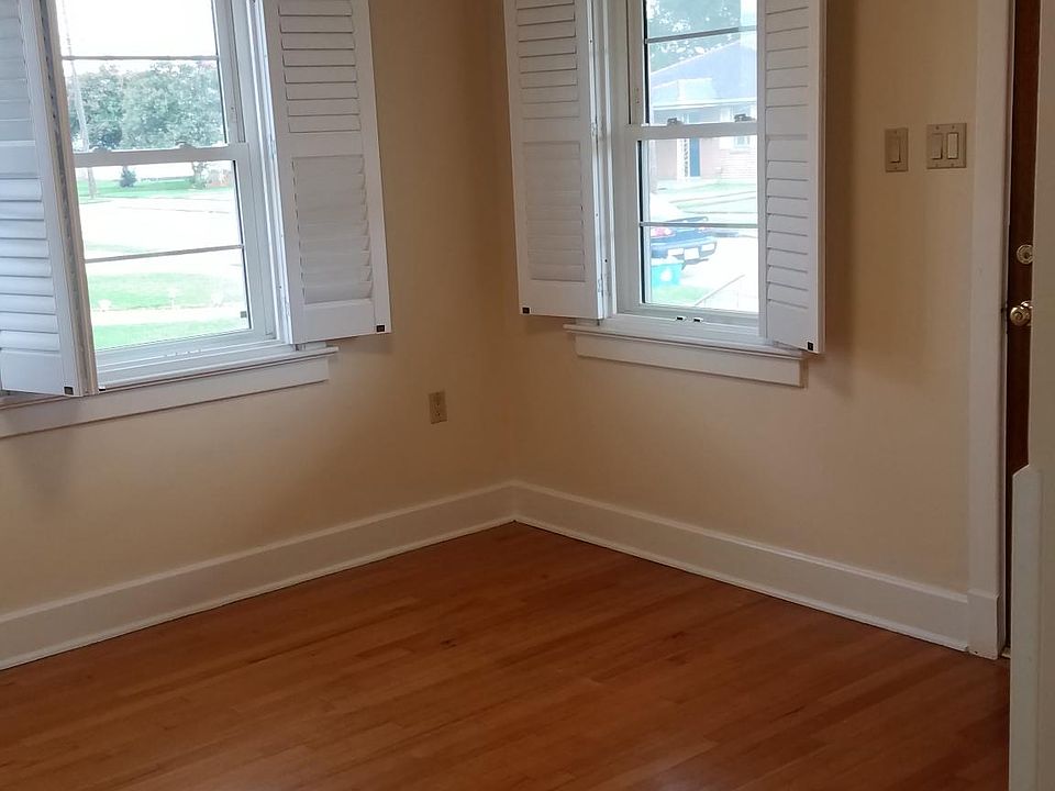 Hardwood floors and new windows with coverings throughout ho