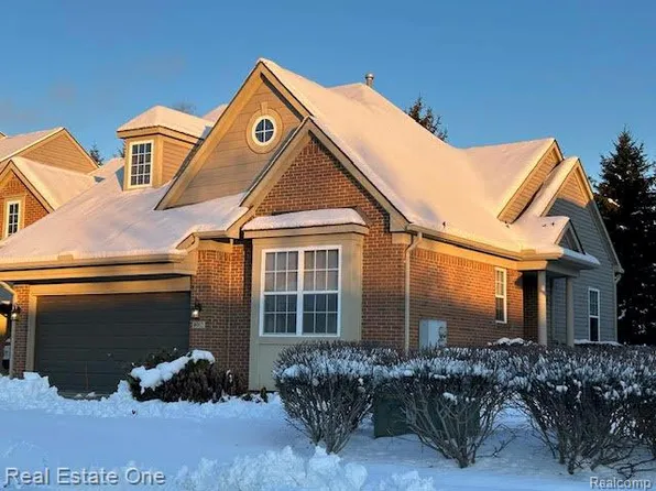 9062 Rhyan Rd, White Lake, MI 48386