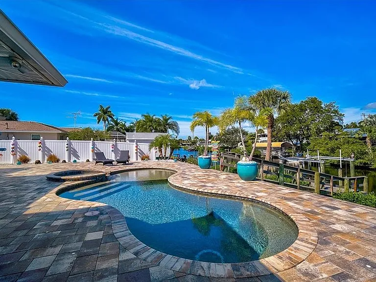 670 Coral Dr — Photo 7