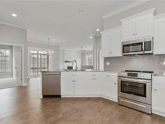 4th image of 11010 Charlotte St