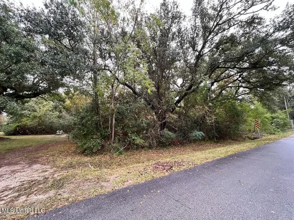 124 Old Pecan Grove Ln, Waveland, MS 39576