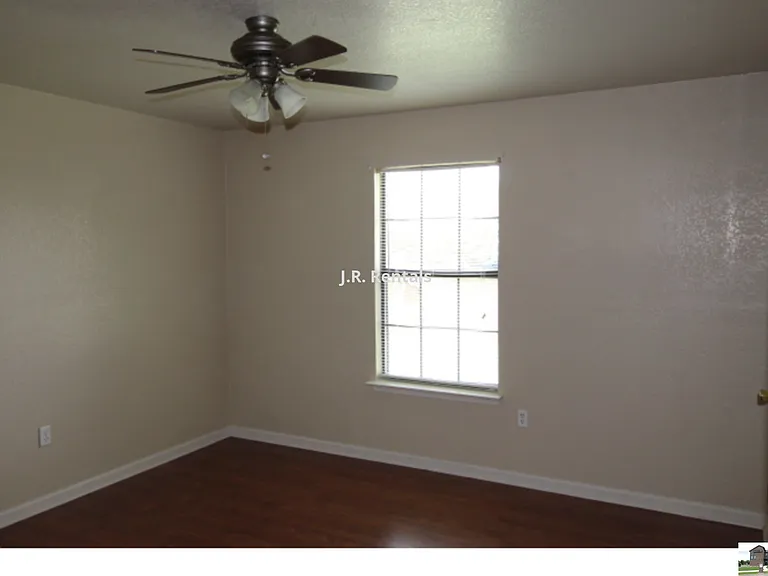 1506 Creek St — Photo 110