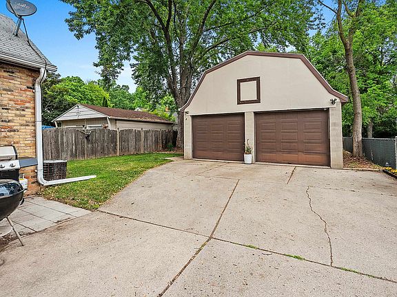 2nd image of 968 Hickory Hill Dr