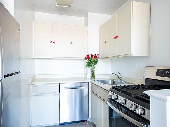 5th image of 301 Cathedral Pkwy #10A