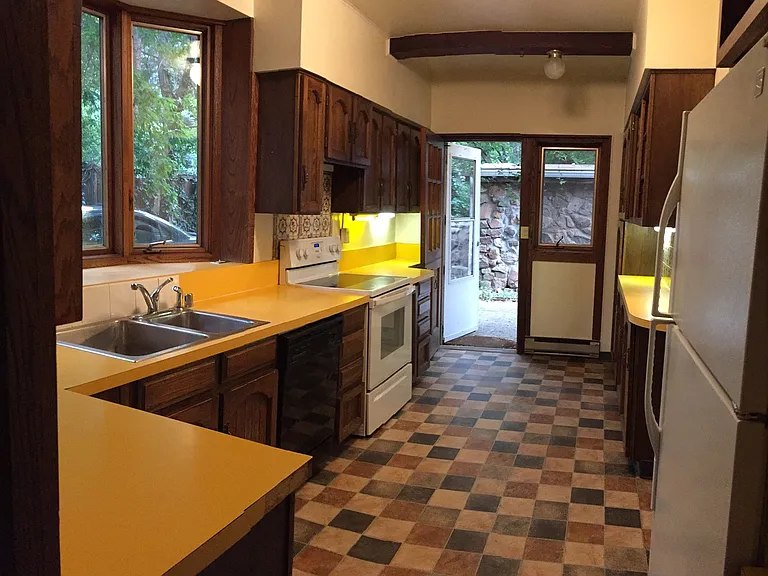 740 University Ave — Photo 6