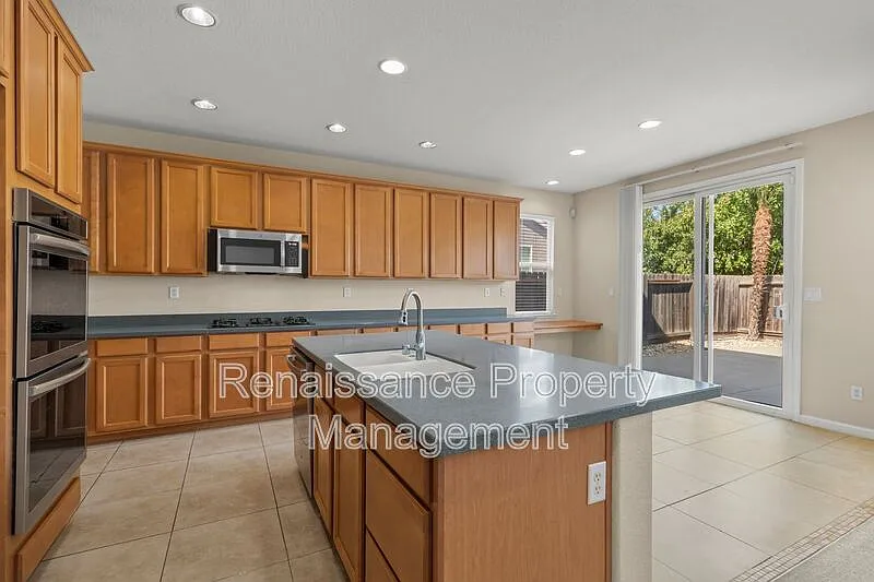 5 bed, 3.0 bath, 3207 sqft, $2,995 — Photo 3