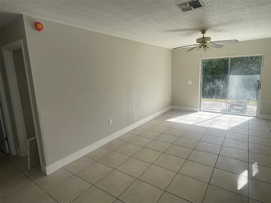2 bed, 1.0 bath, 890 sqft, $1,200 — Photo 4