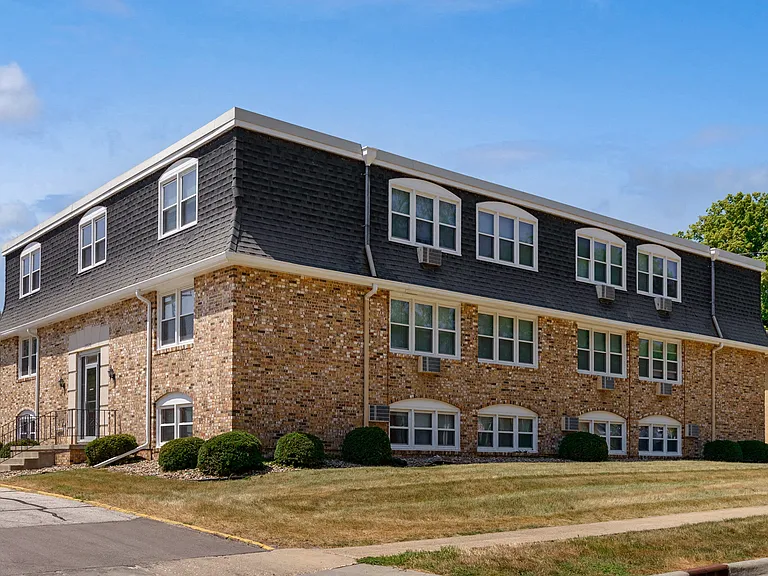 Plaza Manor — Photo 10