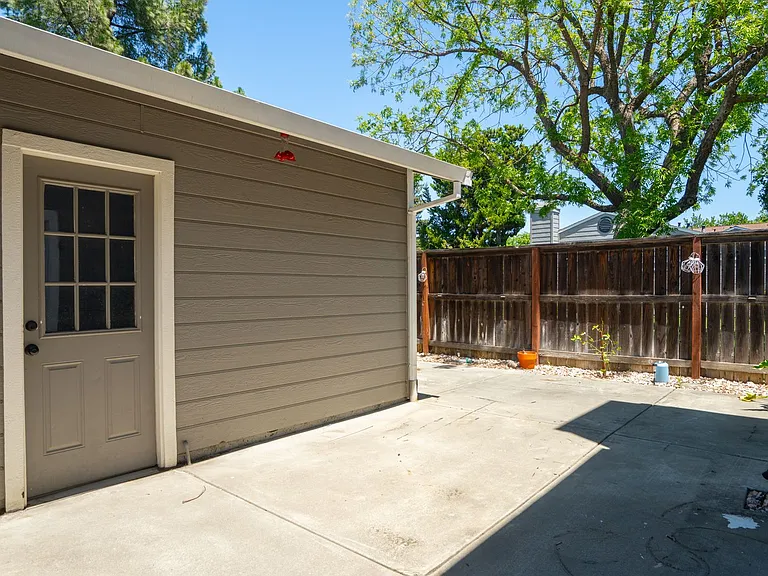 841 Northampton Ct — Photo 18
