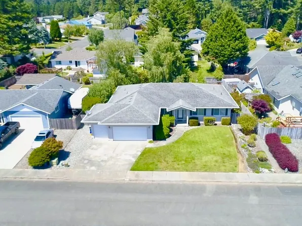 866 Jodee Ln, Brookings, OR 97415