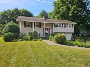 7 Scotchtown Dr, Middletown, NY 10941