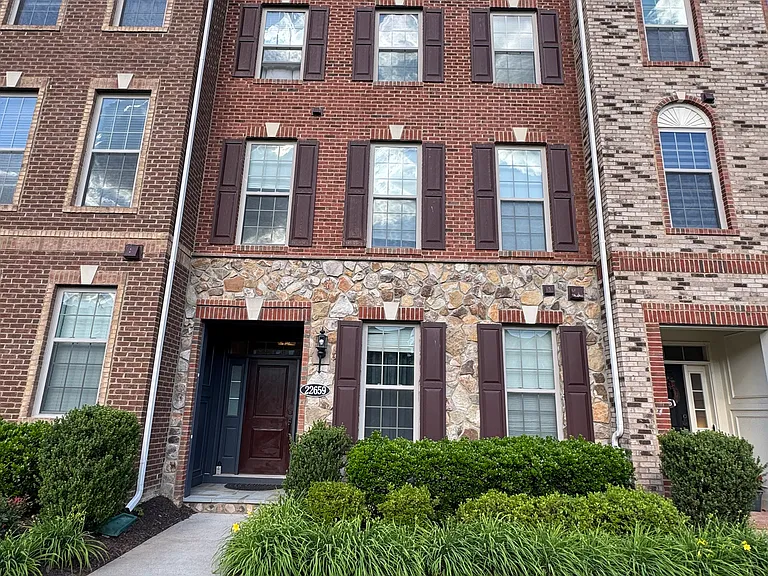 22659 Naugatuck Sq — Photo 1