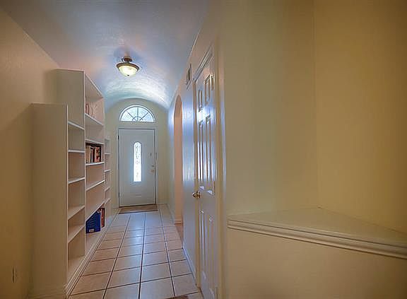 4th image of 560 Willowview Dr