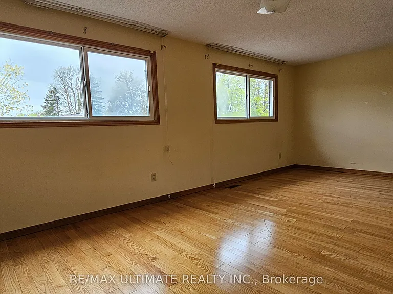 1282 Dexter Cres #MAIN FLOOR — Photo 23