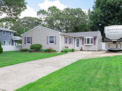 11 Applegate Drive, Mastic, NY, 11950