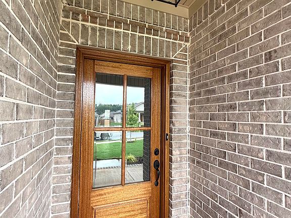 2nd image of 129 Silver Leaf Ln