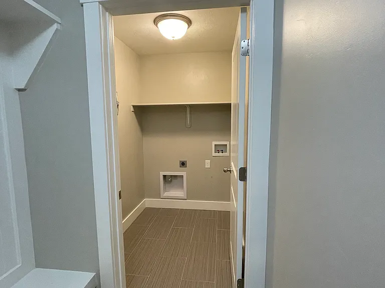 537 E 860 S — Photo 21