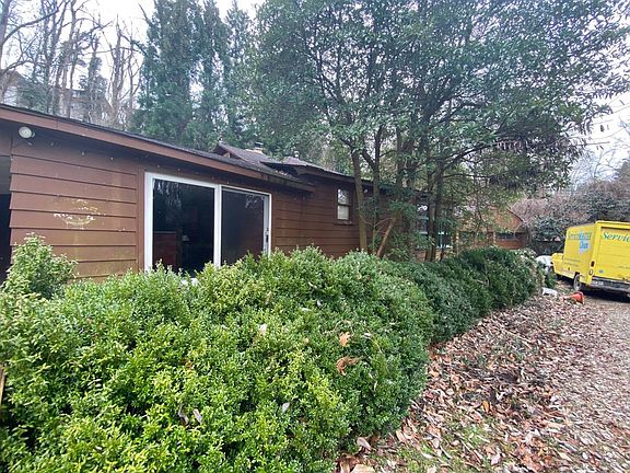 2nd image of 950 Gordon Dr