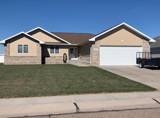 610 Lakewood Ln, North Platte, NE 69101