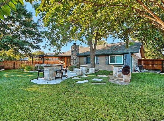 4th image of 3409 Monument Dr
