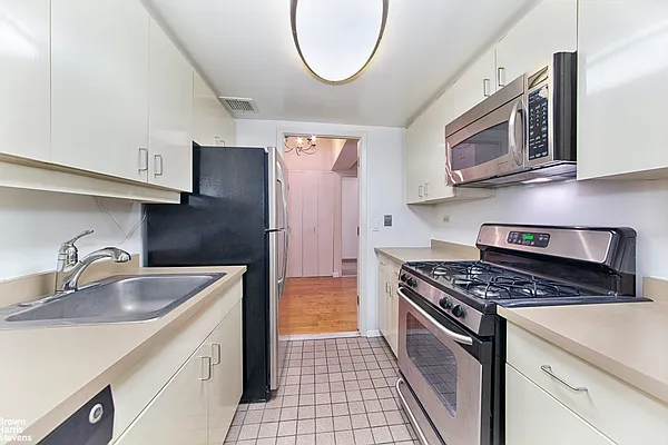 Rented by Brown Harris Stevens | media 20