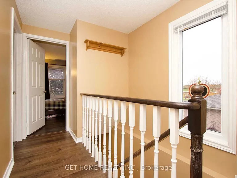1310 Charter Cres — Photo 24