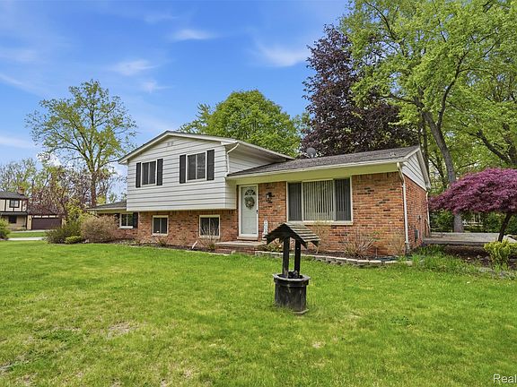 3rd image of 2478 Hiller Rd