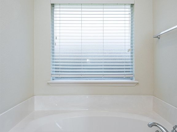 4th image of 10913 Golfview Way