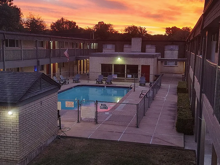 Victor South Apartments — Photo 6