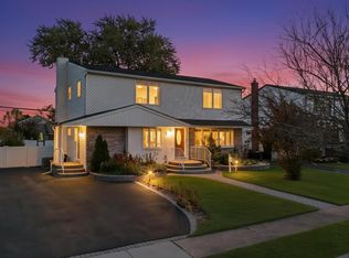 30 Andover Lane, Hicksville, NY 11801