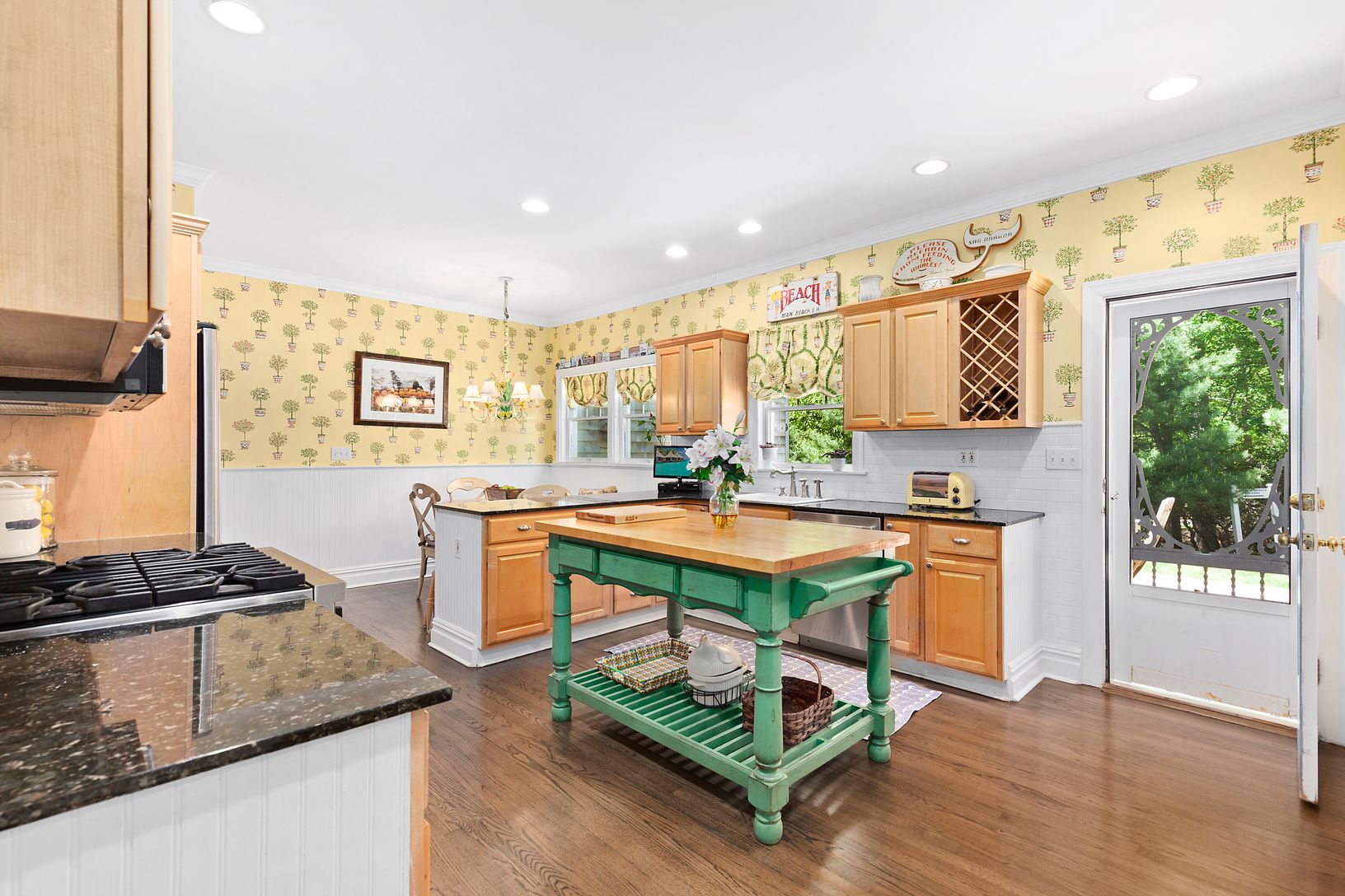  Large Eat-In Kitchen