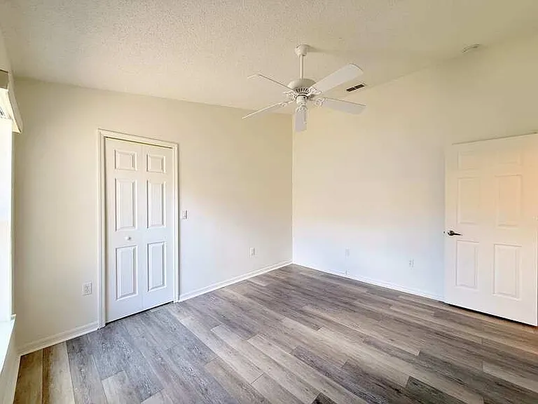 240 Center Oak Cir — Photo 27